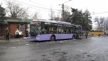 U bombardiranju Donjecka pogođen trolejbus, 13 mrtvih