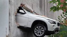 BMW X1 protiv zida: 1:0