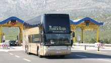 Austrijski autobus udario u zaštitnu ogradu