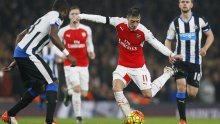 Arsenal minimalnim trijumfom sam na vrhu; kiks Leicestera