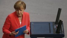 Bundestag ogromnom većinom podržao Merkel