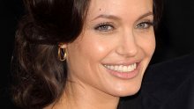 Angelina Jolie operirala je oči i nos, a djecu joj čuva pet dadilja