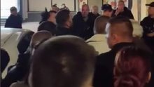Neviđene scene na izborima u Srbiji: Stotine građana opkolile dvoranu i ne daju 