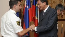 Policajcu koji je svladao Zagajskog Pahor uručio nagradu