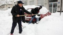 Dok drugi šute, Bandić na snijegu skuplja političke bodove