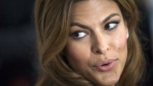 I zakopčana do grla, Eva Mendes pršti seksipilom