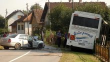 U sudaru sa školskim autobusom poginuo vozač automobila