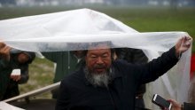 Slavni Ai Weiwei donio klavir u blato grčko-makedonske granice