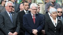 Josipović na Ovčari položio vijenac i zapalio svijeće