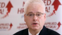 Josipović dozvoljava sjedenje na dvije stolice