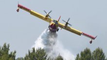 Tri kanadera brane Ponikve, i dalje gori na Pelješcu i Korčuli