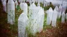 Napadnuta kolona koja je prevozila posmrtne ostatke iz Srebrenice