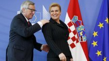 Juncker razgovarao mobitelom za vrijeme govora Grabar Kitarović