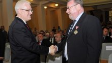 Josipović: Šeks ne zna tko pije, a tko plaća