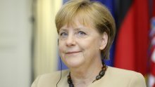 Merkel slabašno podupire Junckera