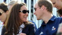 Princ William srami se poljupca s Kate
