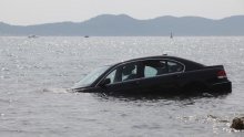 Pijan krenuo unatrag automobilom i završio u moru