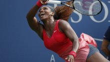 Serena na US Openu izaziva u prekratkoj crvenoj haljinici