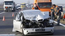 Ozlijeđeni u naletu automobila na autobus