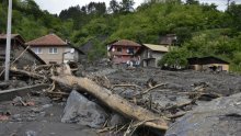 Milijun ljudi pogođeno poplavama, oštećeno i srušeno 100.000 kuća