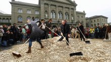 Švicarci odlučuju hoće li ograničiti najveće plaće