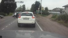 Izašao iz automobila i vozačici razbio mobitel