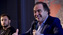 Slavni Oliver Stone doputovao u BiH primiti Počasno srce Sarajeva