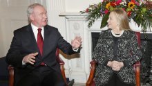 Clinton doputovala u Belfast, pronađene dvije bombe