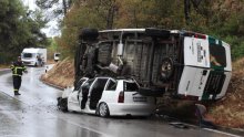 Kombi 'parkirao' na krov automobila