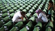 U Srebrenici izviždani političari