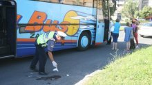 Putnica tijekom vožnje ispala iz autobusa!