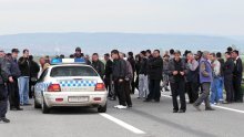 Kamenovanje albanskih kuća nakon pokolja