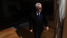 Josipović sunčanim naočalama skrivao bolesno oko