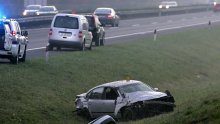 Putnica ispala iz automobila i poginula