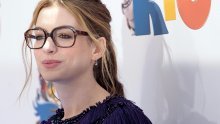 Krupne naočale i žuta kosa poružnili Anne Hathaway