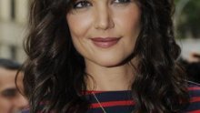 Katie Holmes ima novu frizuru u stilu Jackie O.