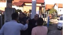 Djeca vrište dok im policija na silu privodi oca