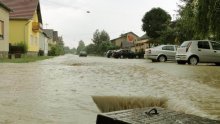 Obilna kiša s tučom izazvala poplave u obiteljskim kućama