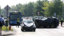 Na Malešnici sudar triju automobila, jedan završio na boku