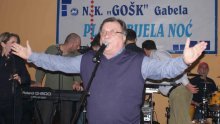 Halid pjeva, domaći se presvlače kod susjeda