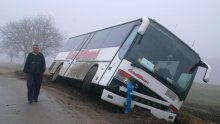 Autobus sletio s ceste u kanal