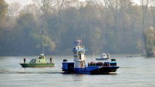 Young people from Vukovar, Zagreb, Belgrade throw roses into Vuka river