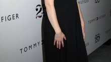 Christina Hendricks zamotana u crno platno