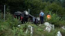 U slijetanju s ceste poginuo muškarac, žena ozlijeđena