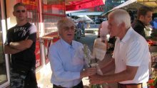 Bernie curi kupio cvijeće na tržnici