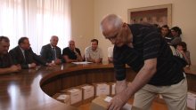 Trade unions deliver boxes with signatures to parliament