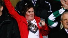 Susan Boyle metlom čistila putnicima cipele