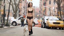 [VIDEO] Uzavrela šetnja Emily Ratajkowski prohladnim ulicama