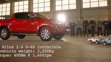 Evo koliko je Toyota Hilux igračaka potrebno za vuču prave Toyote Hilux