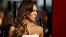 Jessica Alba vješto skriva svoje mane